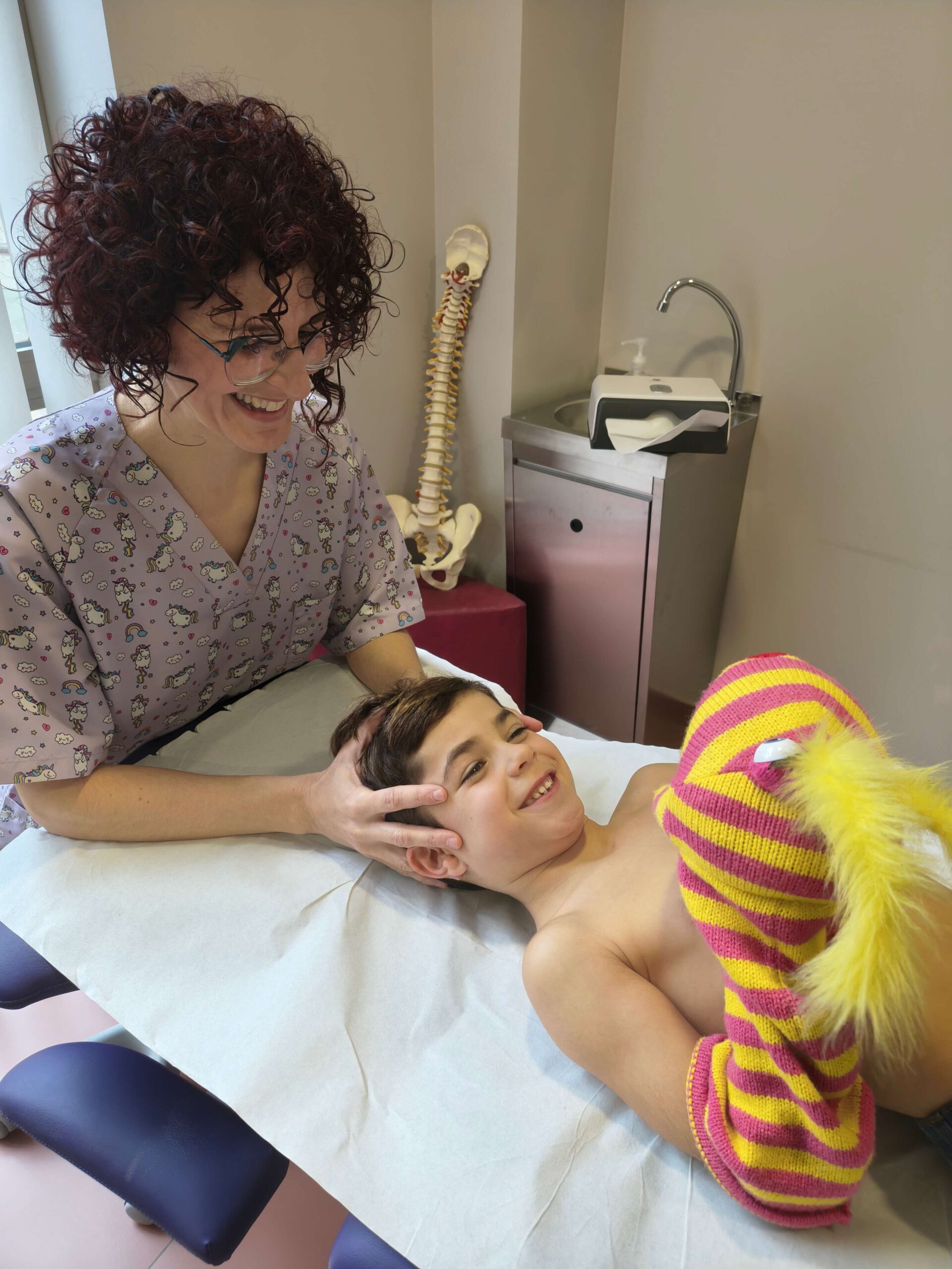 Profesional de la salud muestra el modelo anatómico de pelvis con atención al detalle.